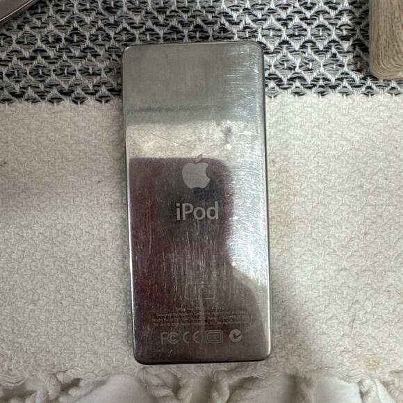 Apple iPod Nano 1st Gen A1137 MA107LL 4GB Black Please Read - Picture 2 of 3